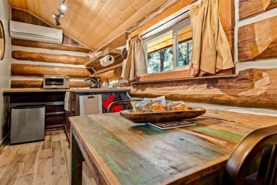 Al's Cabin -Charming & Cozy Atmosphere: A historic cabin with rustic decor and modern touches, creating a warm and inviting retreat.