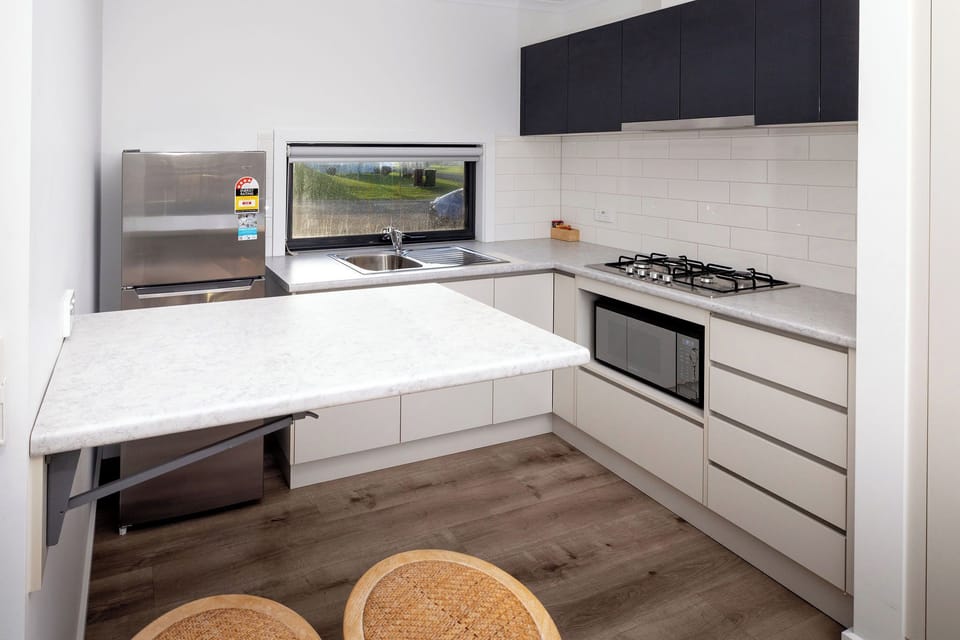 Comfort Cabin, Balcony, River View | Private kitchen | Fridge, stovetop, cookware/dishes/utensils