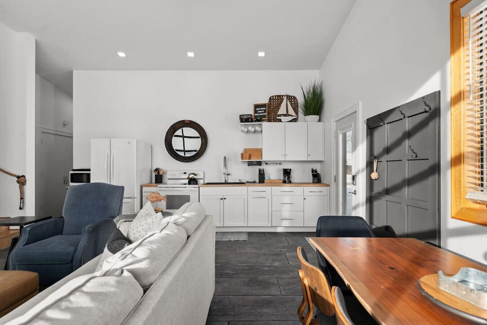 This open-concept design connects the entrance, kitchen, and living room, creating a bright and welcoming space.