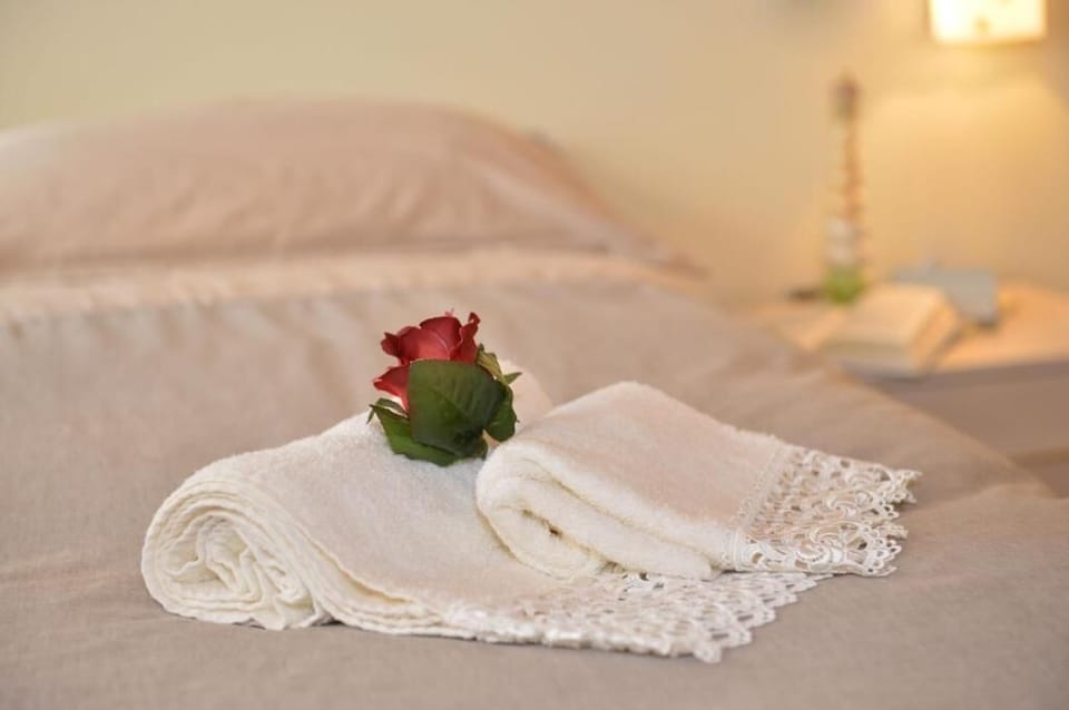 Desk, laptop workspace, soundproofing, WiFi (free)
