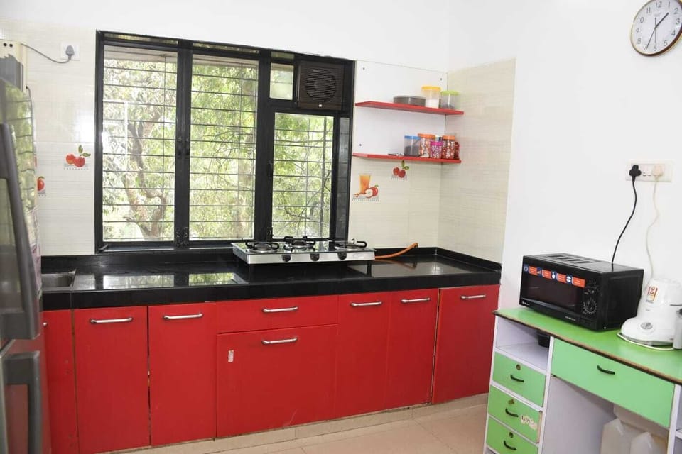 Full-size fridge, microwave, oven, stovetop