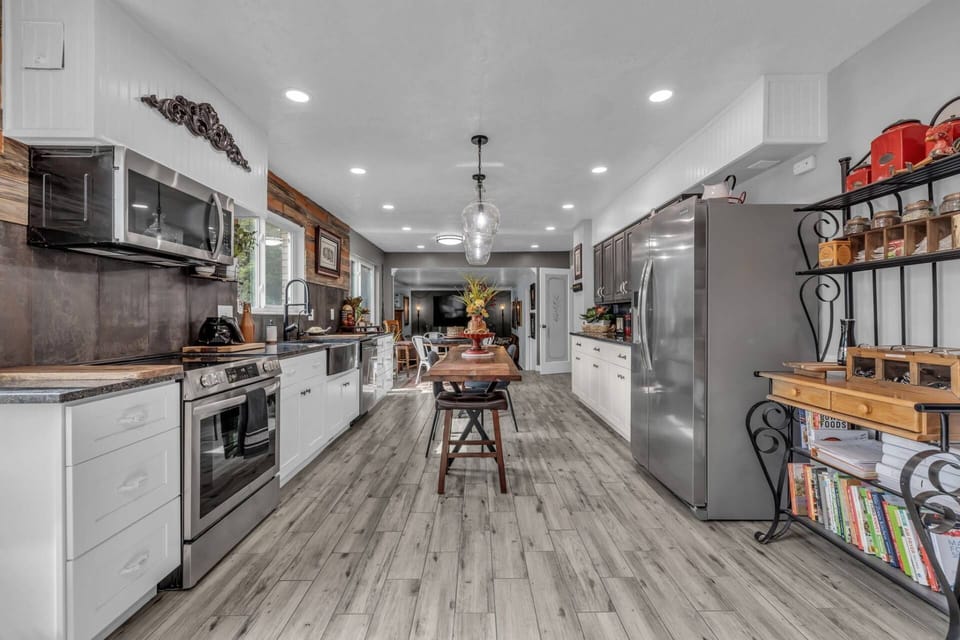 Beautifully updated this Kitchen not only has the essentials, but more to delight anyone with an artistic flare