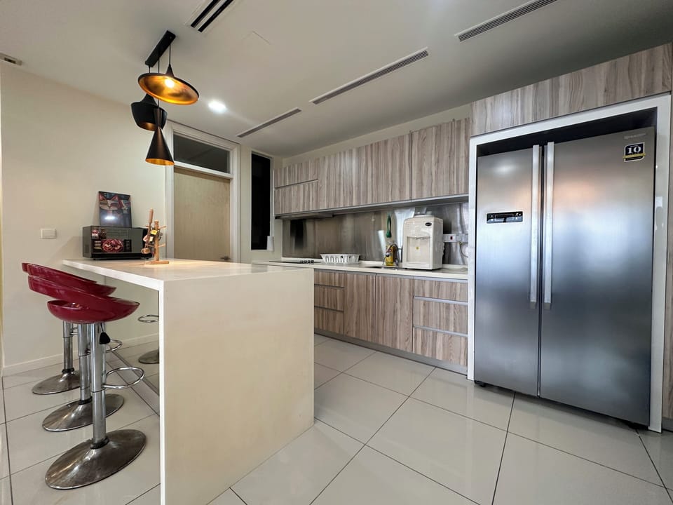 Luxury Apartment, City View | Private kitchen