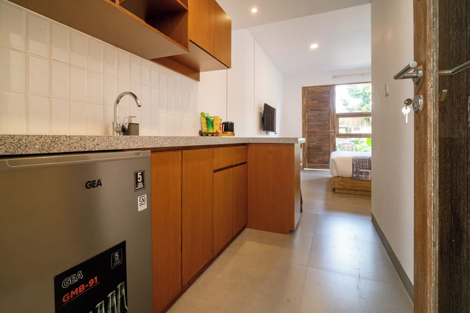Microwave, stovetop, cookware/dishes/utensils
