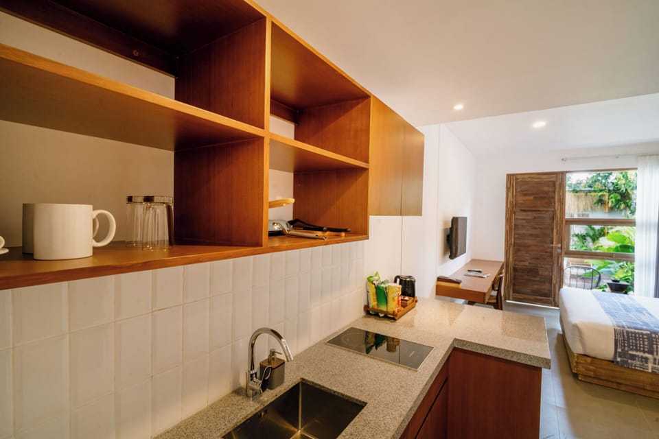 Microwave, stovetop, cookware/dishes/utensils