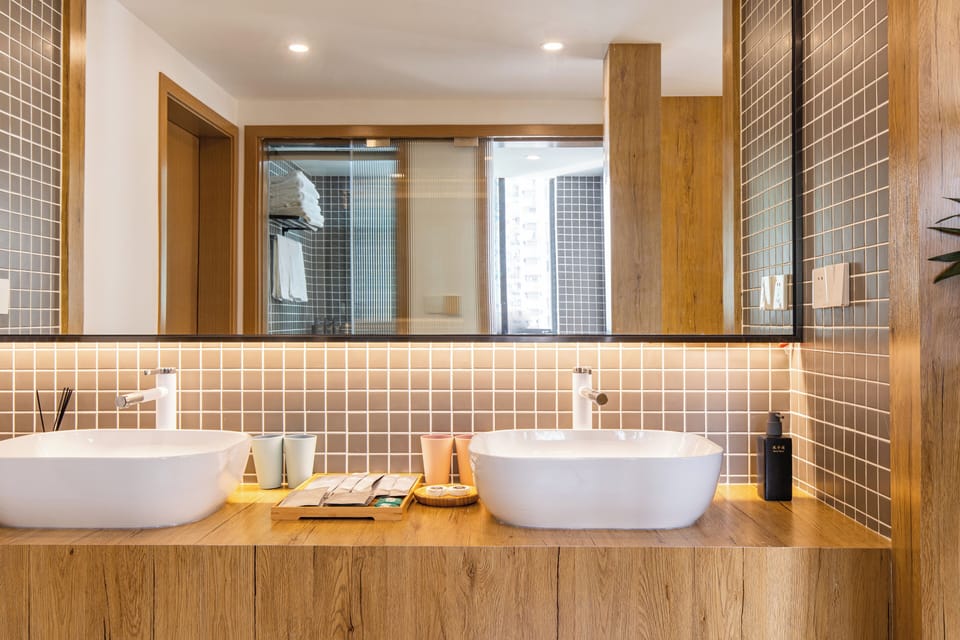 Panoramic Apartment, 2 Queen Beds, Ensuite, Ocean View | Bathroom | Shower, free toiletries, hair dryer, slippers