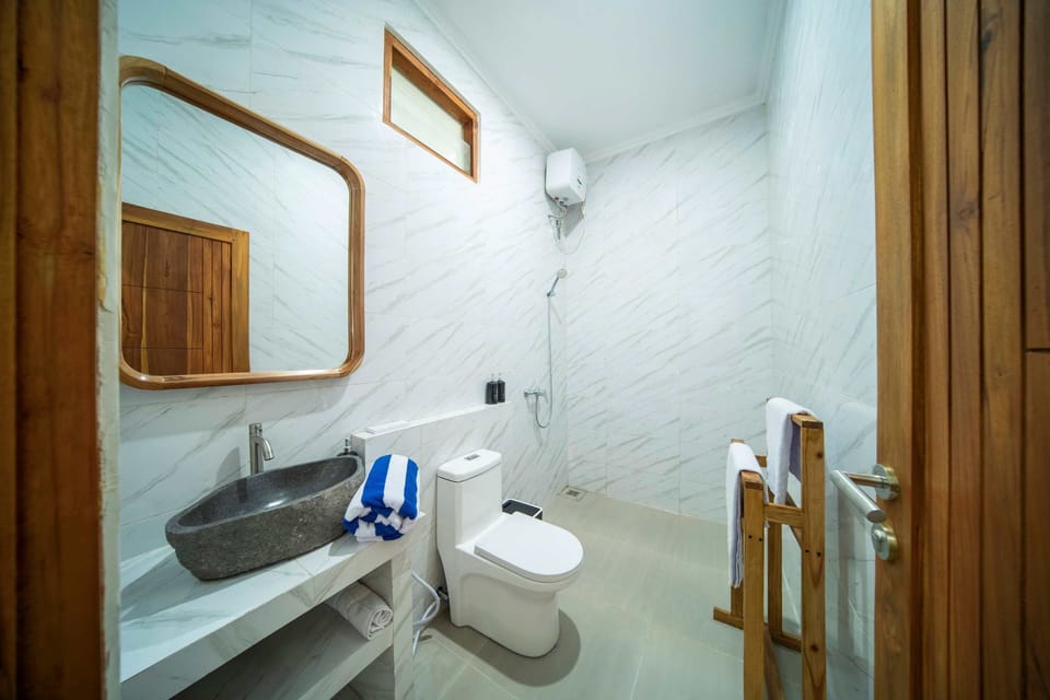 Deluxe Room, Pool View | Bathroom