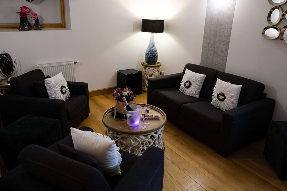 Deluxe Double Room, City View | Living area | 120-cm flat-screen TV with digital channels, Netflix, streaming services