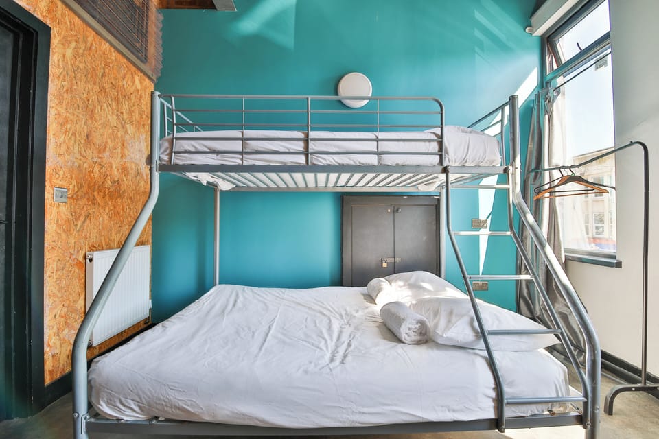 Studio 95 - Private Dormitory in Swansea Hostel | Free WiFi, bed sheets