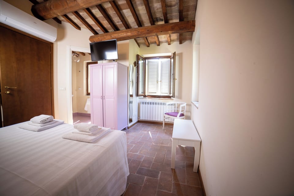 Comfort House | Cribs/infant beds, rollaway beds, free WiFi, bed sheets