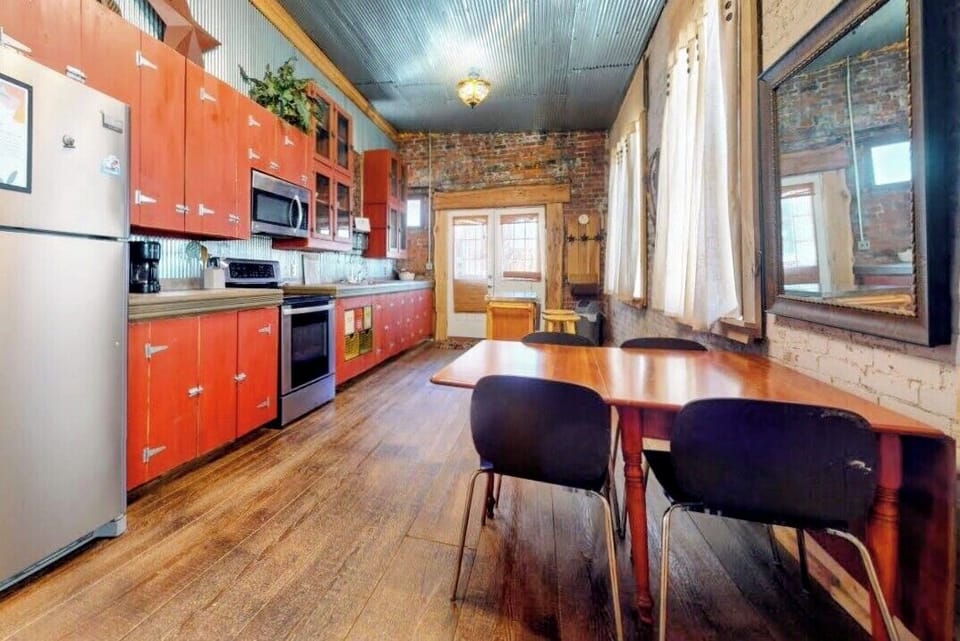 Kitchen & dining