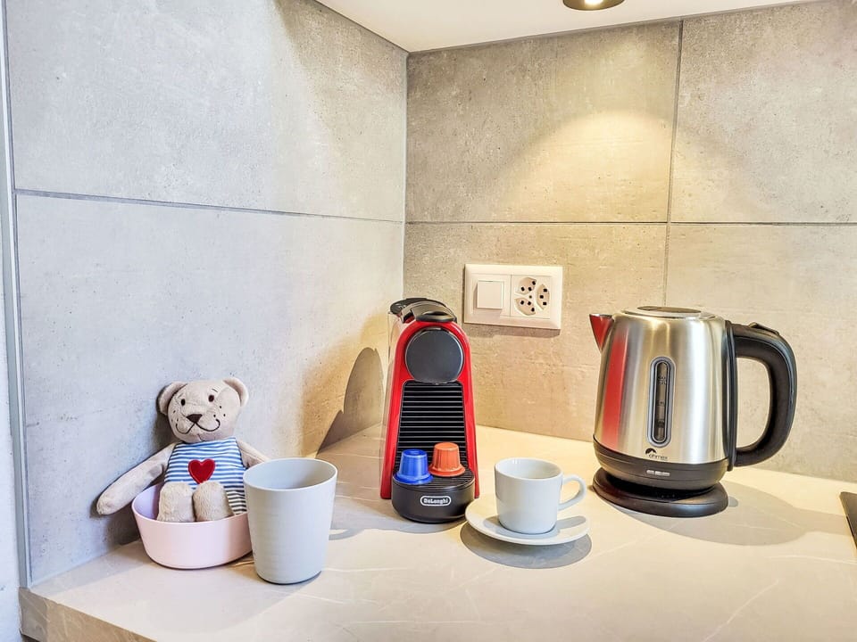 Kitchen Appliance, Small Appliance, Electronic Device, Home Appliance, Machine, Serveware, Coffeemaker