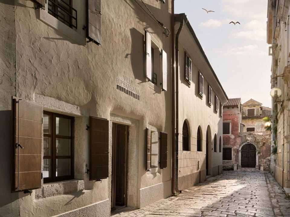 Wall, Window, Door, Architecture, Street, Human Settlement, Composite Material, Concrete, Brick, Alley