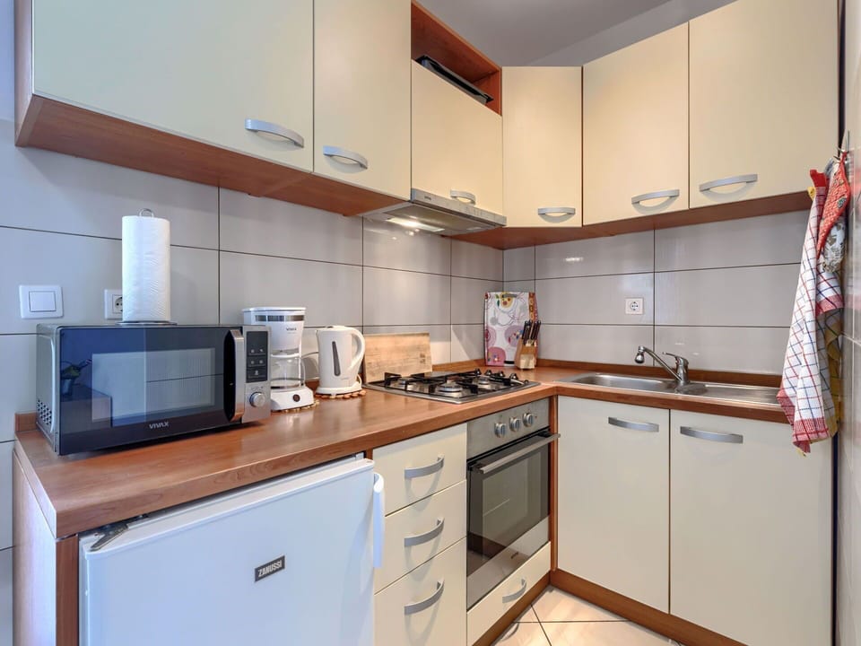 Kitchen Appliance, Kitchen, Major Appliance, Countertop, Cabinetry, Interior Design, Flooring, Small Appliance, Plumbing Fixture, Kitchen Sink