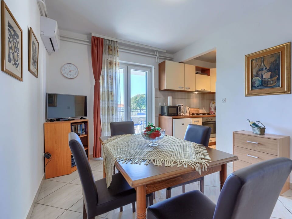 Furniture, Table, Kitchen & Dining Room Table, Apartment, Chair, Interior Design, Floor, Room, Dining Room, Houseplant