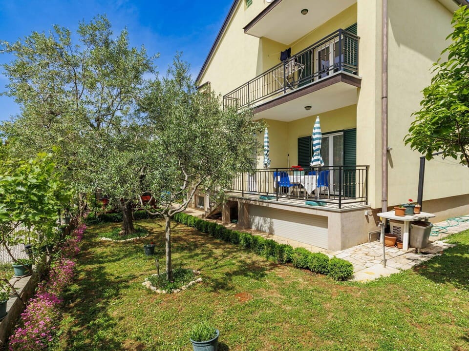 Residential Area, Garden, Balcony, Estate, Lawn, Porch, Yard, Backyard, Fence