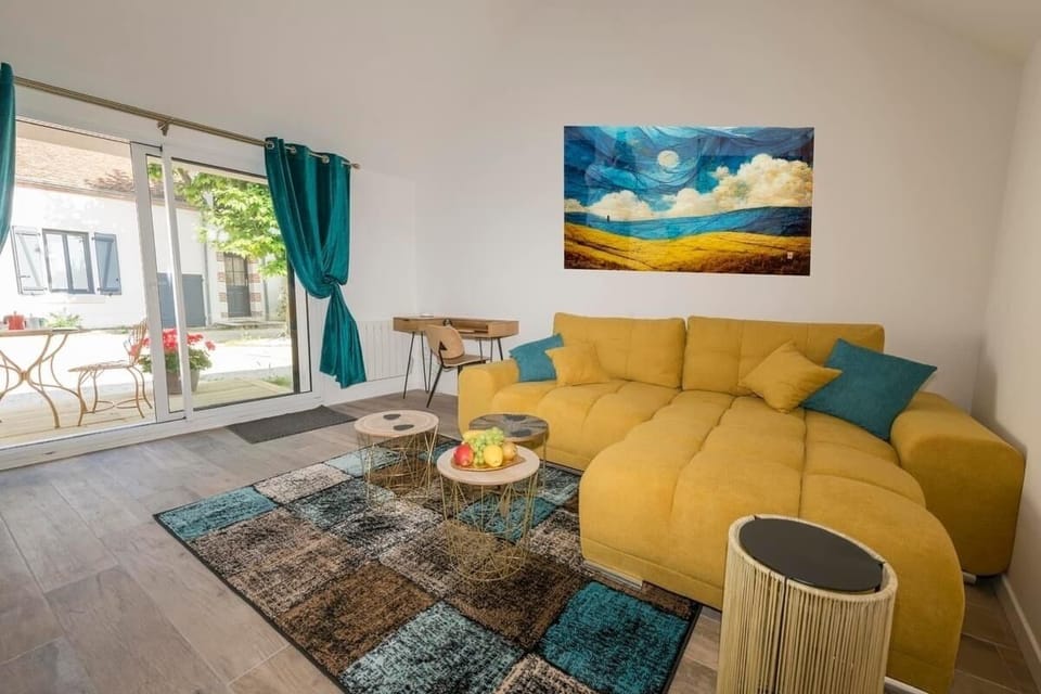 Deluxe Suite | Living area | Flat-screen TV