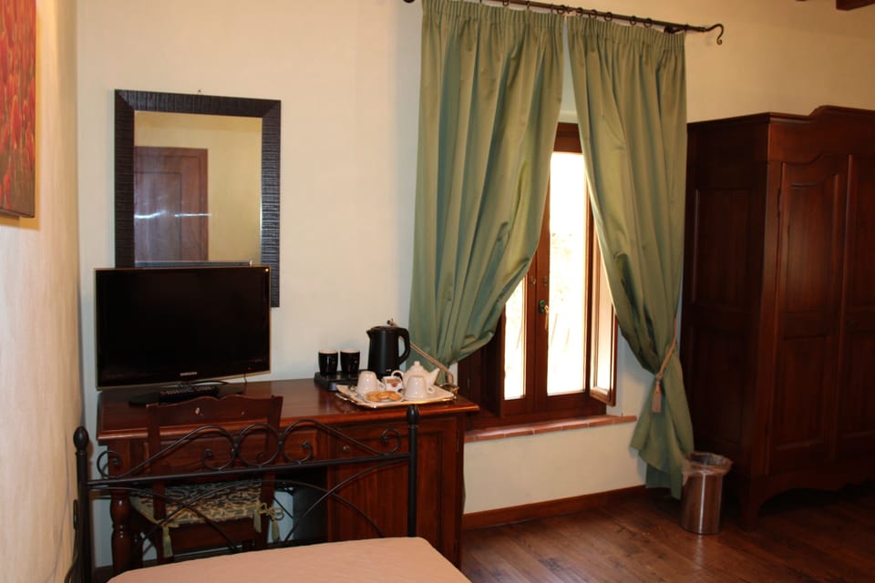 Standard Triple Room | Living area | 30-inch TV with digital channels