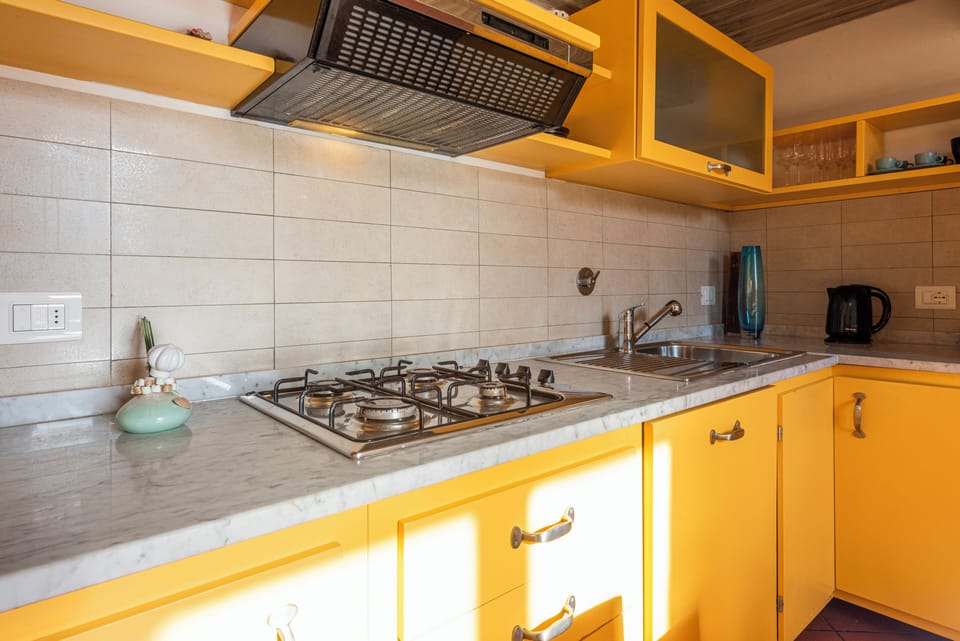 Comfort Apartment | Private kitchen | Fridge, oven, stovetop, cookware/dishes/utensils