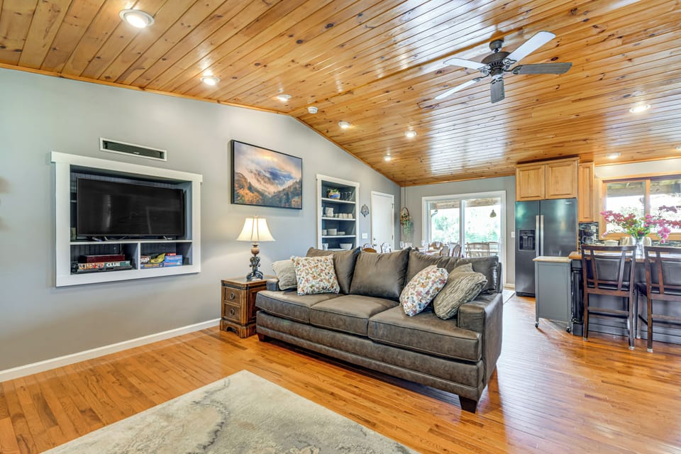House (5 Bedrooms) | Interior