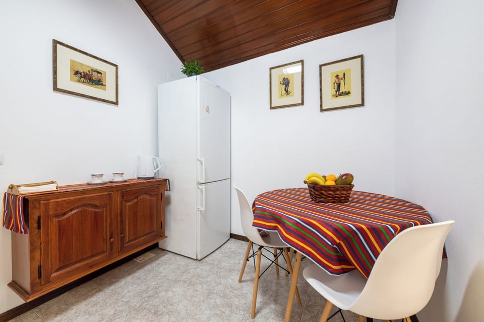 Cozinha totalmente equipada com espaço para refeições