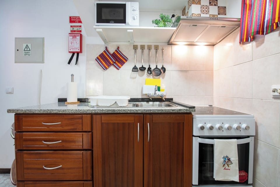 Cozinha totalmente equipada com espaço para refeições