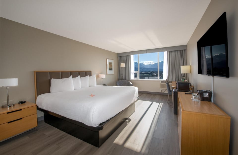 Room, 1 King Bed, Lake View (Coast King with Pond View) | In-room safe, desk, laptop workspace, blackout drapes