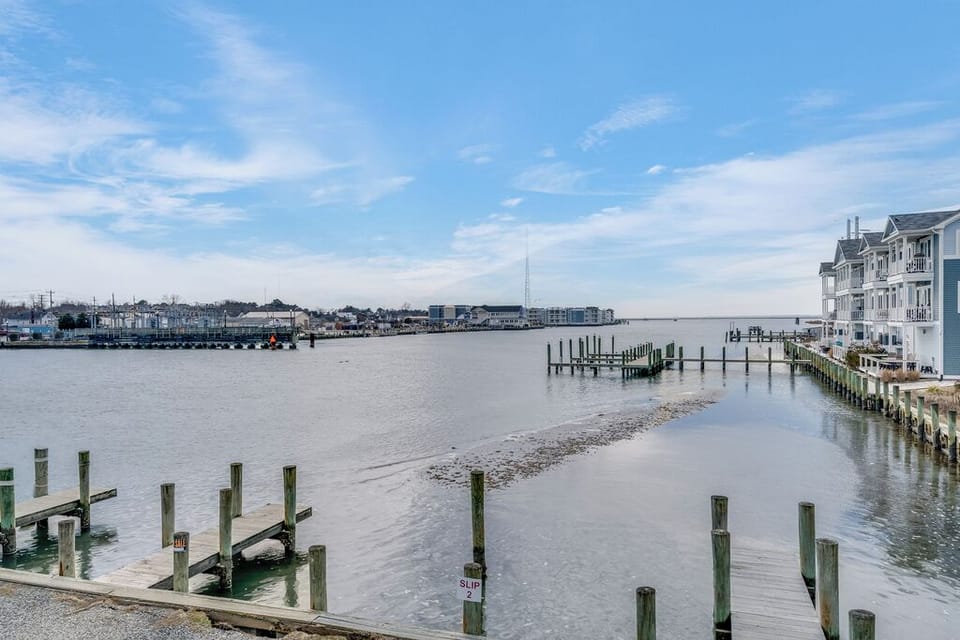 Take in captivation Bay Views and gorgeous Sunsets!