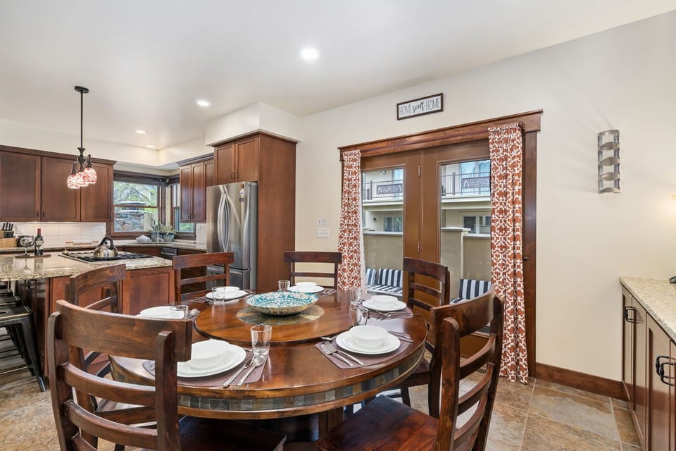 Dining Area with Seating for 6 | Extra Seating Available at Island Bar