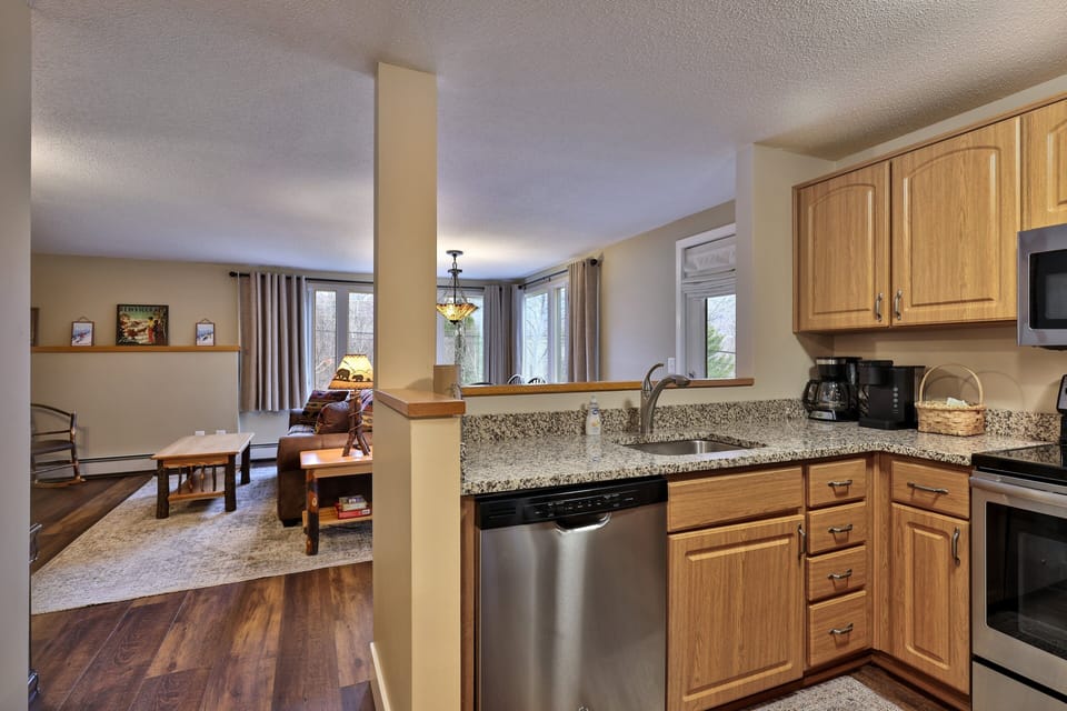 Condo, 1 Bedroom | Private kitchen | Fridge, oven, coffee/tea maker, toaster