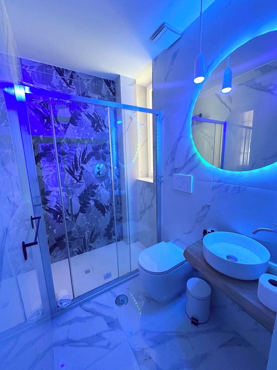 Superior Double Room, Garden View | Bathroom | Separate tub and shower, jetted tub, hair dryer, slippers