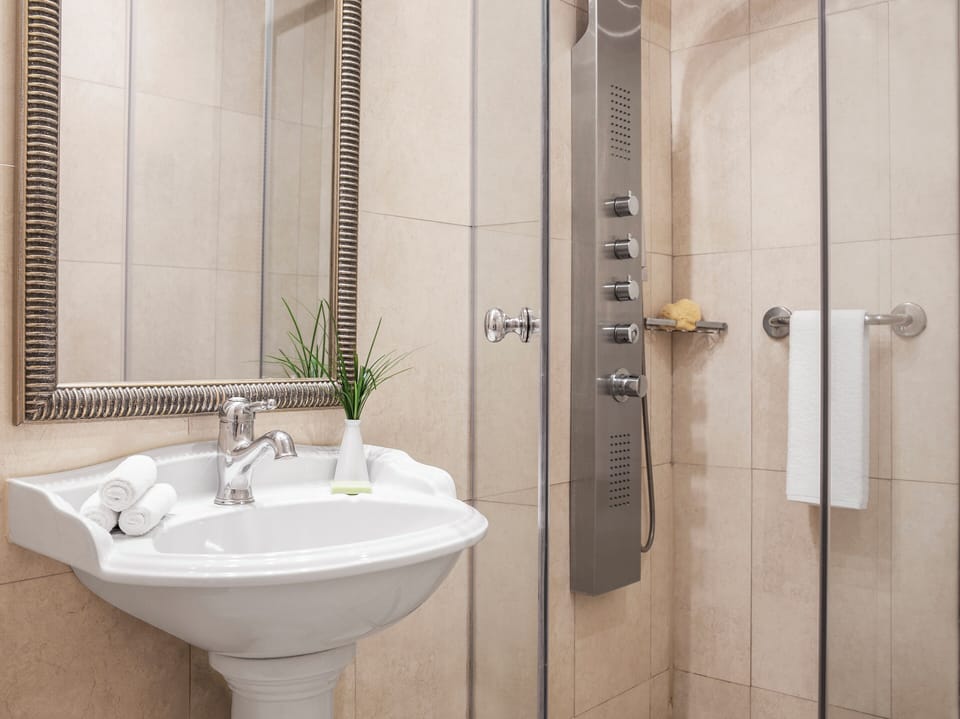Graffiti Guestroom | Bathroom | Free toiletries, hair dryer, slippers, towels