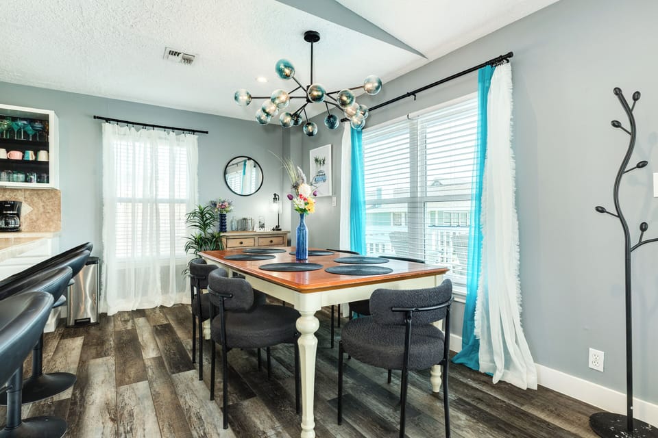 Sit up to 6 at the large dining table
