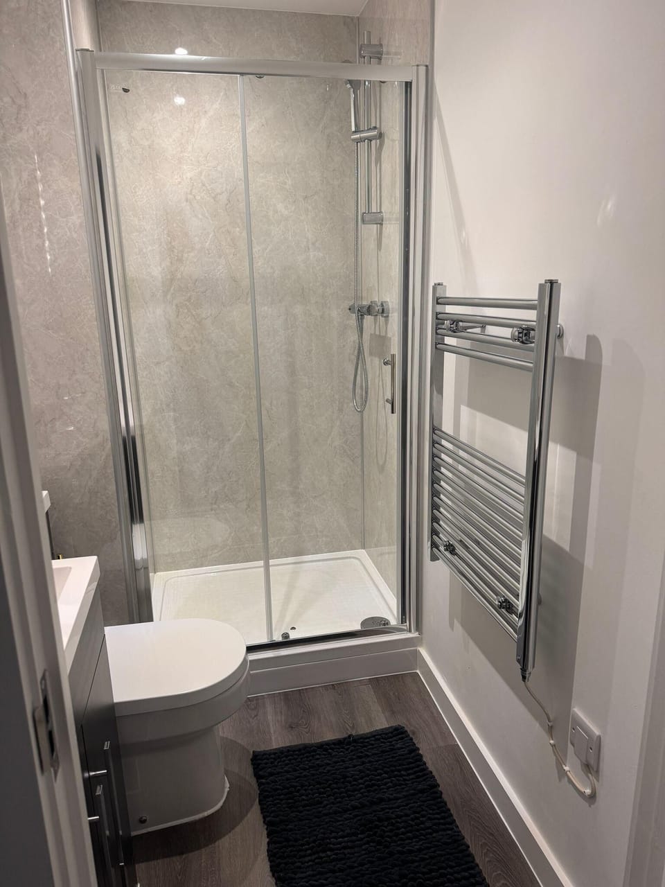Apartment | Bathroom | Shower, towels, toilet paper