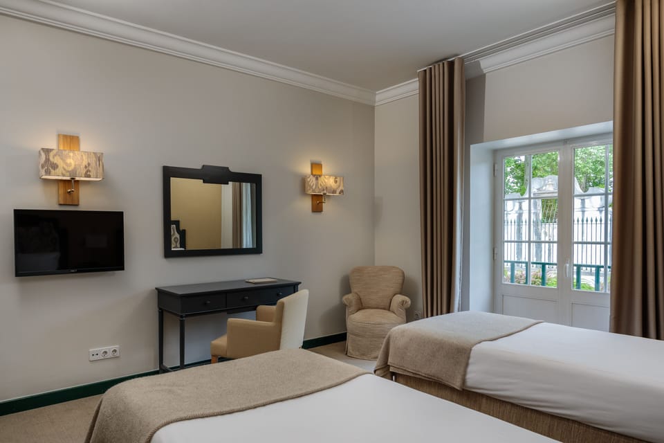 Standard Triple Room | Minibar, in-room safe, individually decorated, individually furnished