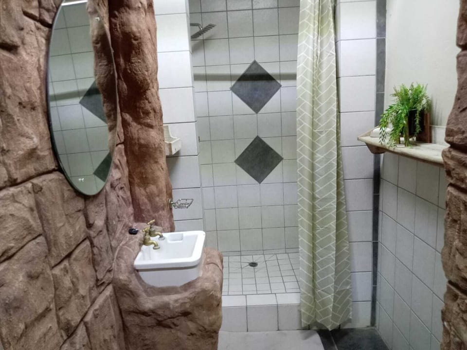 Basic Double Room, Garden View | Bathroom