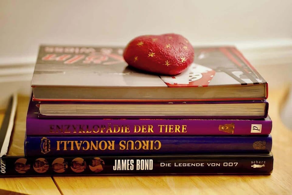 Lesespaß für die ganze Familie: überall in der Wohnung wirst Du schöne Bücher für gemütliche Stunden finden.