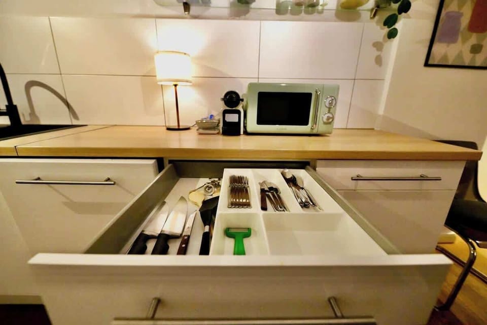Unsere Küche bietet Dir neben Mikrowelle, Wasserkocher & Toaster auch Tee und Kaffee zur Selbstbedienung an. Greif gerne zu!