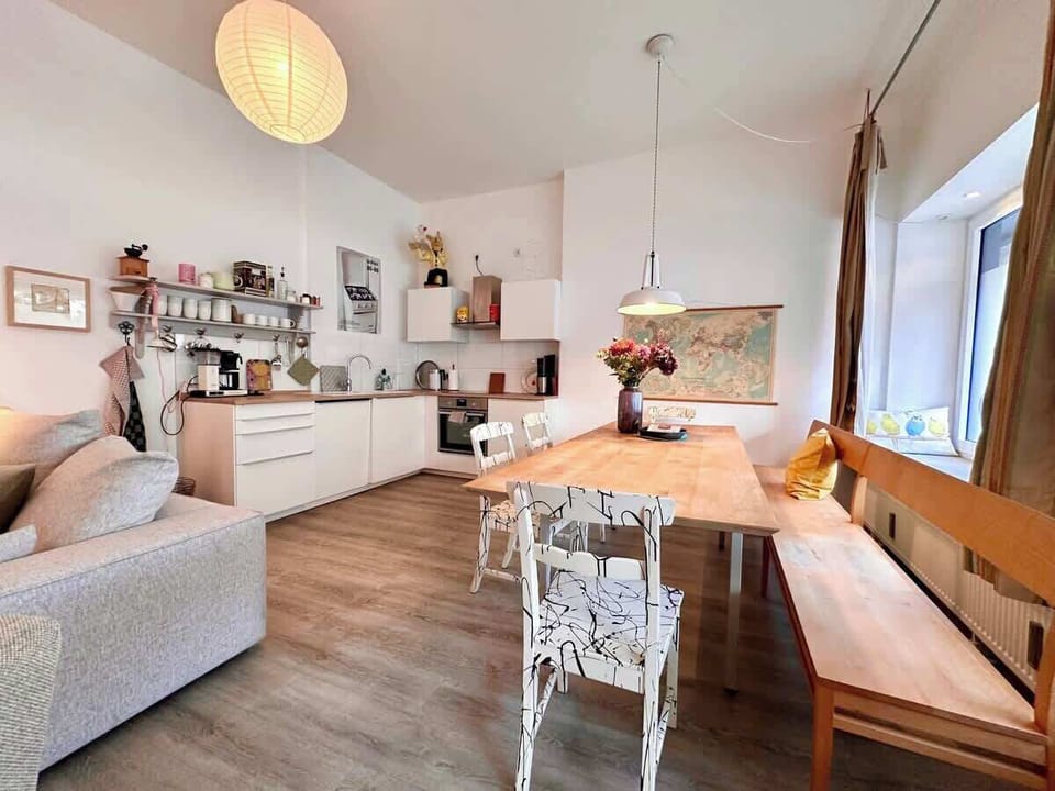 Sich mit der ganzen Familie am Esstisch über den erlebnisreichen Tag in Köln City austauschen? Hier findet jedes Familienmitglied Platz für ein köstliches Abendessen.