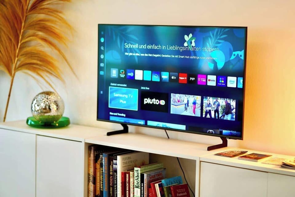 Netflix, Amazon Prime, Sky oder doch ganz normales Fernsehen? Alles kein Problem, unser großer Smart TV hilft Dir weiter!