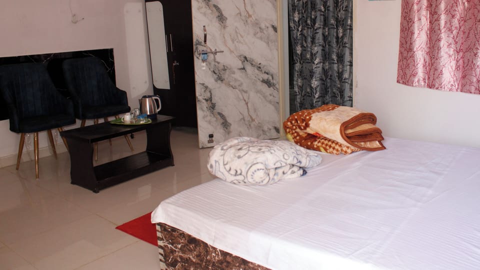 Deluxe Room, 1 Bedroom, Mountain View | Desk, soundproofing, iron/ironing board, WiFi (free)