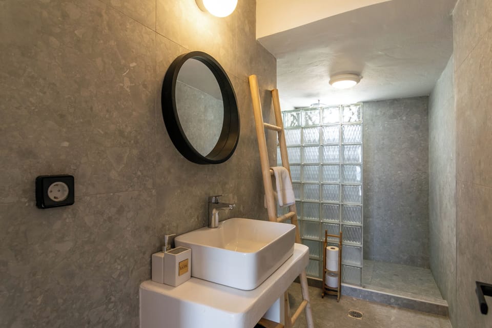 Luxury Apartment, Ocean View | Bathroom | Shower, hair dryer, towels, soap