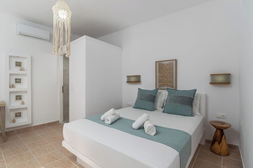 Deluxe Apartment, Partial Ocean View | Free WiFi, bed sheets