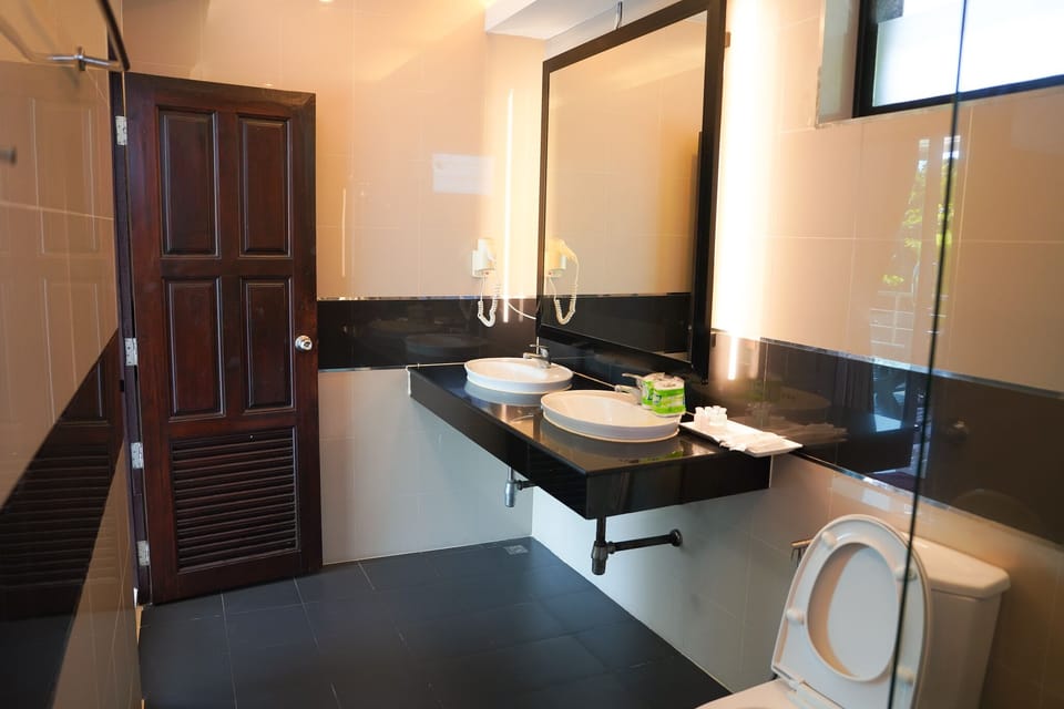 Family Quadruple Room | Bathroom | Hair dryer, towels, soap, shampoo