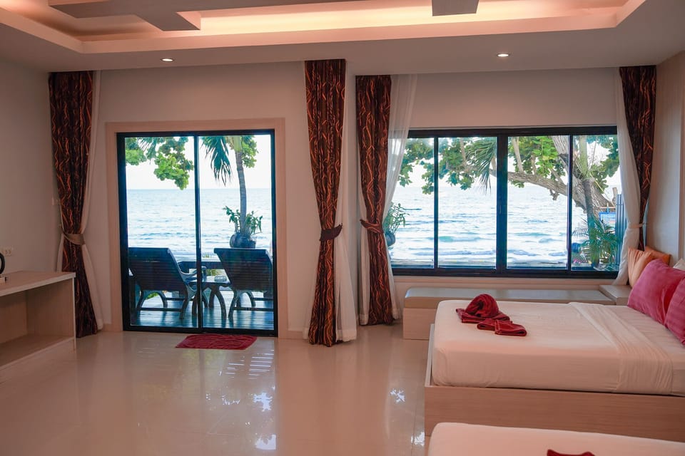 Family Studio Suite, Sea View | In-room dining