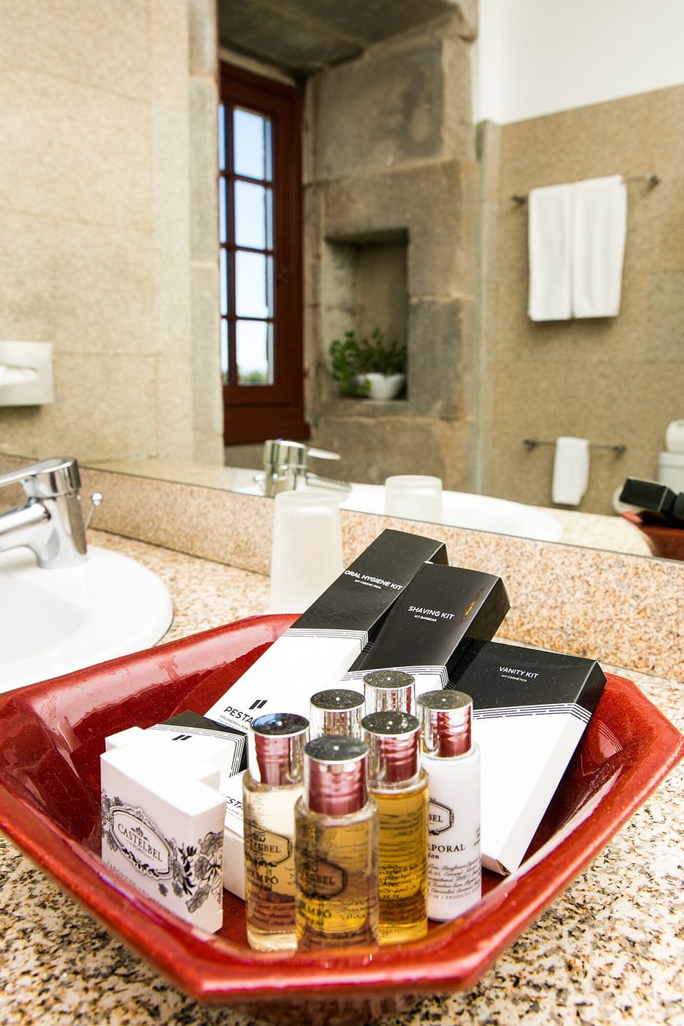 Combined shower/tub, eco-friendly toiletries, hair dryer, bidet