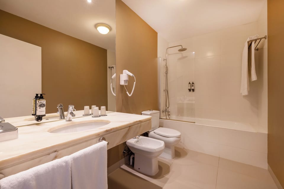 Standard Double or Twin Room | Bathroom | Eco-friendly toiletries, hair dryer, bidet, towels
