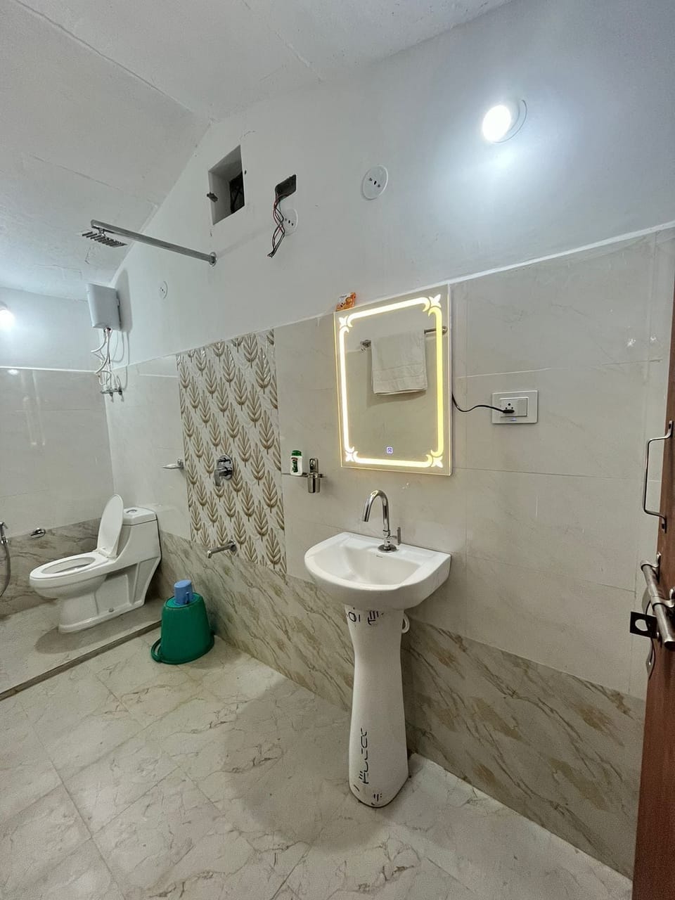 Economy Room | Bathroom | Shower, free toiletries, hair dryer, slippers