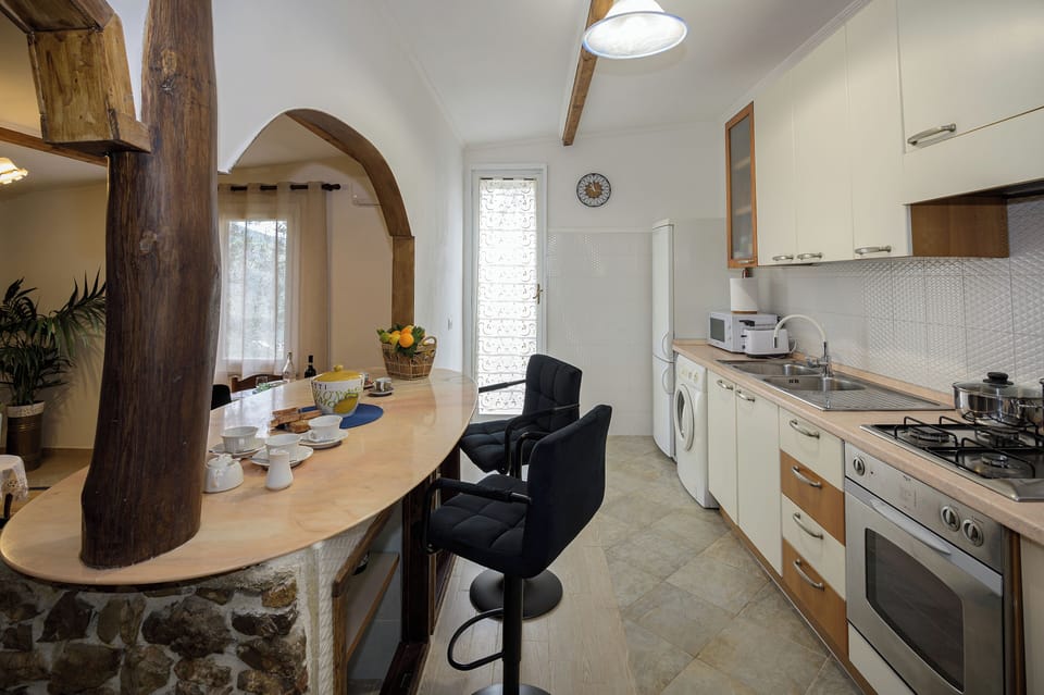 House, 2 Bedrooms | Private kitchen | Espresso maker, coffee/tea maker, electric kettle, toaster