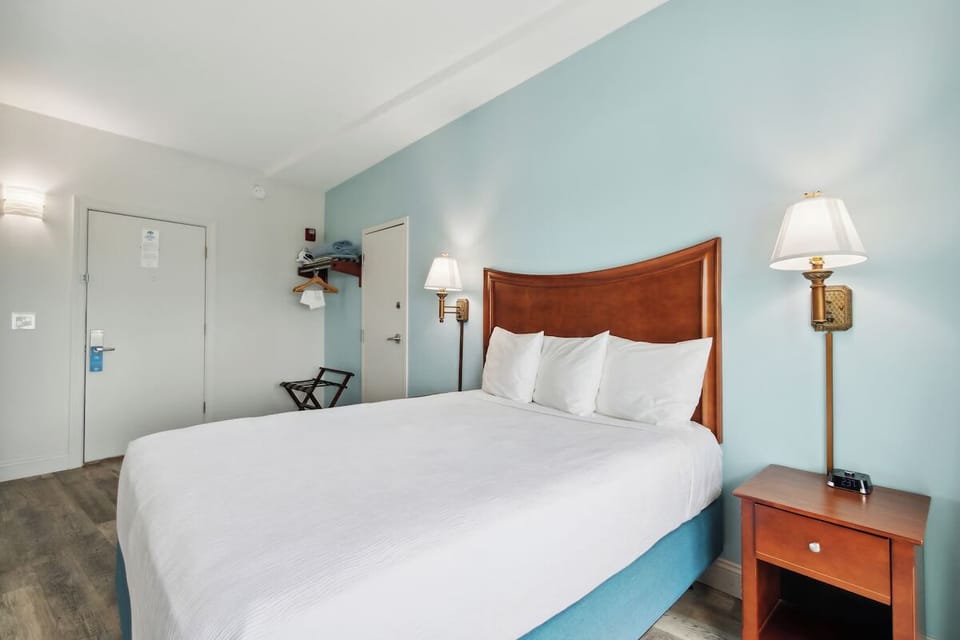 Unit with 1 Queen bed. Exact unit will be assigned upon arrival. Views, colors, and decor may vary.